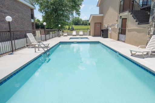 Econo Lodge Sevierville-Pigeon Forge on the River - Housity