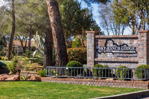 Sky Ranch Lodge - Housity