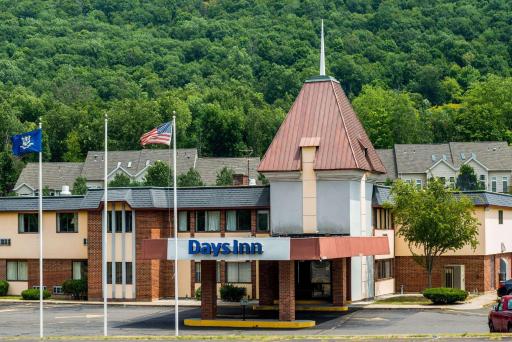 Days Inn by Wyndham Berlin Meriden - Housity