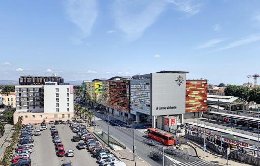 Appartement refait à neuf + parking gratuit - Housity