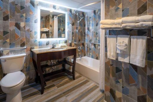Days Hotel by Wyndham North Bergen - Housity