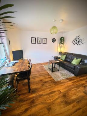 VALE VIEW APARTMENT, Prestatyn, North Wales - a smart and stylish, dog-friendly holiday let just a 5 min walk to beach & town! - Housity