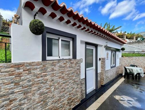 Modern Minimalist Studio with Essential Comfort - Housity