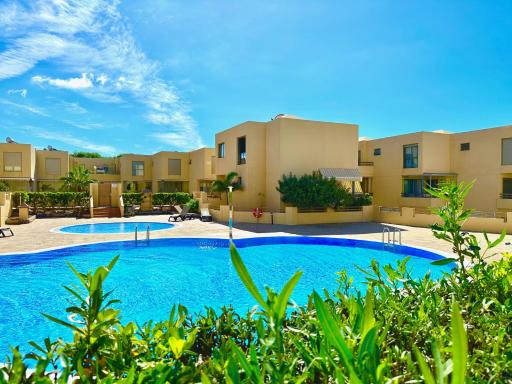 250m to Beach, Family Pools, Fiber Wi-Fi & BBQ - Housity