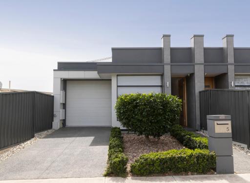 Cozy Getaway, King Bed with TV, NBN, Netflix, Nespresso - Housity