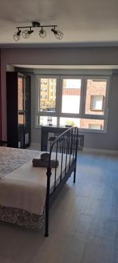 Habitación céntrica enorme parking privado desayuno baño privado - Housity