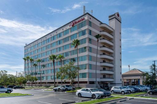 Ramada by Wyndham Kissimmee Gateway - Free Theme Park Shuttle - Housity