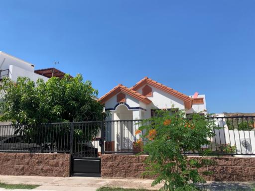 House with enclosed yard- 1km to the beach- big garden - Housity
