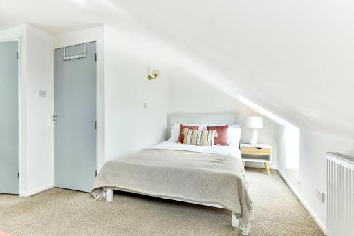 Spacious en-suite in a 5-Bedroom House at Hanwell (2nd Floor) - Housity