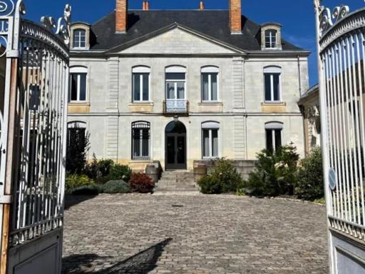 Chambres d'hôtes rénovées avec piscine, cœur de ville, proche zoo et Prytanée, petit déj inclus - FR-1-410-418 - Housity