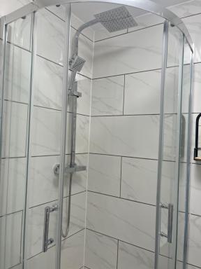 Self contained room, en-suite with separate lockable front door, located in an exclusive area - Housity