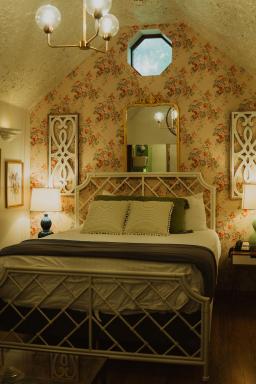 Landoll's Mohican Castle - Housity