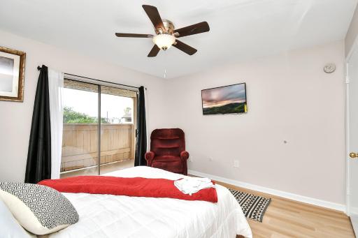 Queen Oasis Balcony Retreat Near NRG Stadium - Housity