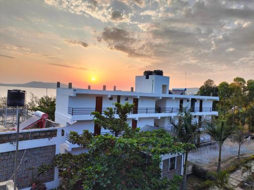 White Stone Beach Resort - Housity