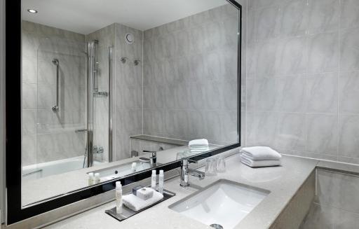DoubleTree by Hilton Woking - Housity