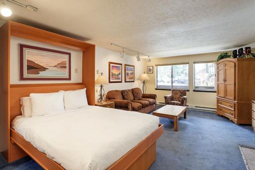 Silverglo Condominiums 104, Budget-Friendly Studio Close to Downtown, Full Kitchen, New Bathroom - Housity