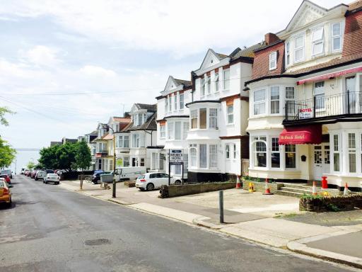 Welbeck Hotel - Close to Beach, Train Station & Southend Airport - Housity