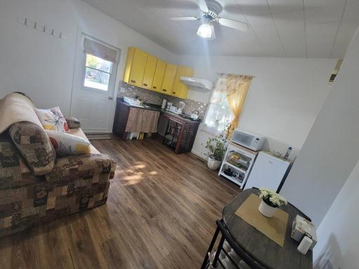 Bright apartment close to hwy - Housity