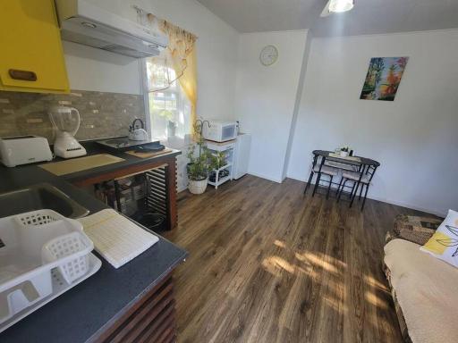 Bright apartment close to hwy - Housity
