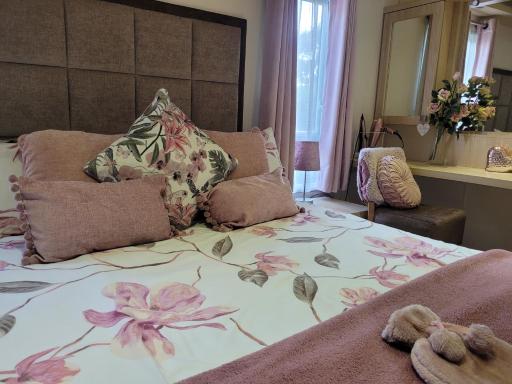 Beautiful 2 bedroom caravan, holiday park Tenby - Housity