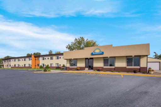 Days Inn by Wyndham Newton - Housity