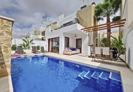 Wonderful Family Holiday in a New Villa - 3 Bedroom , 3 Bathroom, with a Private Pool, 300 m from the Beautiful Higuericas Beach in Pilar de La Horadada - Housity