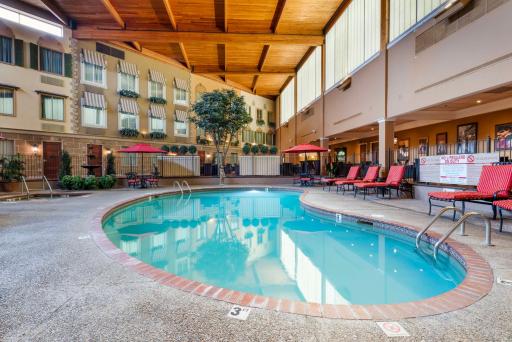 Best Western Plus White Bear Country Inn - Housity