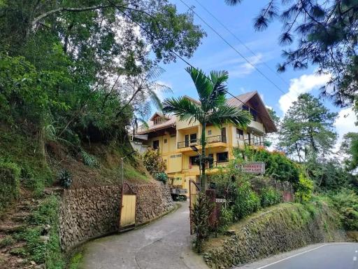 Trekkers Lodge and Cafe - Housity