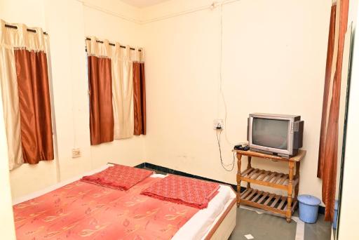 Hotel Mayuresh Lodge - Housity