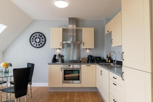 Cotels The Millhouse Corporate Apartments - PRIVATE APARTMENT BUILDINGS - GATED ENTRANCE - PARKING - WORK DESK - Housity
