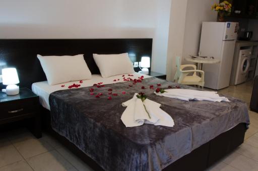 Polykratis Rooms - Housity