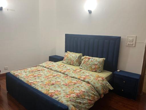 Royal One Bed Attach Bath Room F 10 - Housity