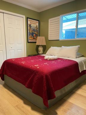 Private LA Bedroom w Private Half-Bathroom - AC - WIFI - Private Fridge -Smart TV - Housity