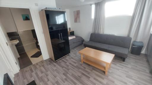 Spacious Studio Maidstone - Redecorated Oct 2023 - Hizvo