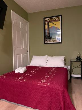 Private Room in Los Angeles with AC, Strong WIFI, Smart TV, Work Desk near Sofi Stadium - Housity