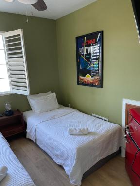 Private Room in Los Angeles LA with TV & WIFI & AC & View of Hollywood Sign & Private Fridge & Shared Kitchen!!! - Housity