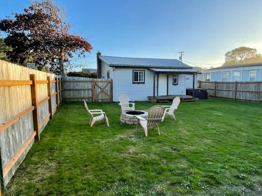 Waddle on Inn- Hot Tub, Pet Friendly, Fully Fenced, 5 Blocks to Beach! - Housity