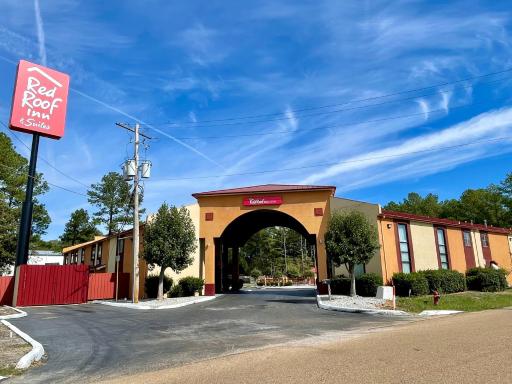 Red Roof Inn and Suites - Housity