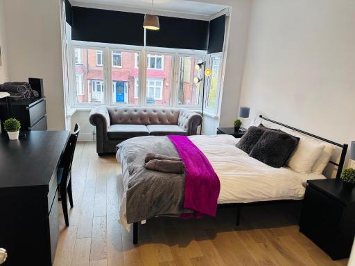 Large Double En-suite Bedroom in a House in London, Private Parking & Garden, 2 minute walk from underground, Free Wi-Fi - Housity
