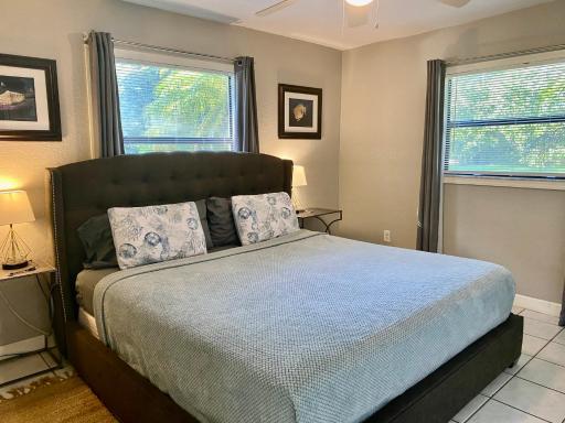 Sunshine Acre 2B 2B King Master Suite, BIG Yard - Housity