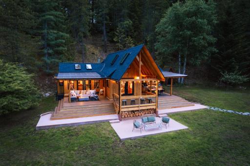 The Kootenay Lake House - A Private Luxury Retreat - Housity