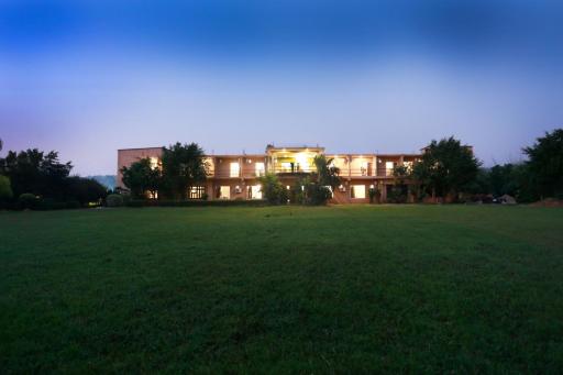Corbett Soho Resort - Housity
