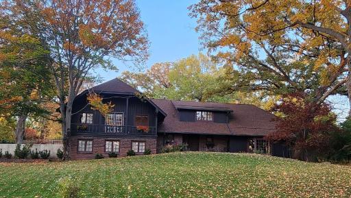 Spacious Family Friendly Home with Huge Yard - Housity