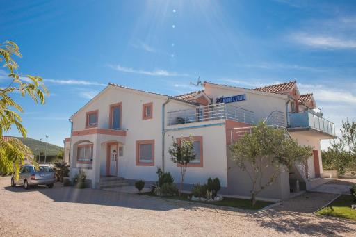 Gabi Rooms & Studio Apartment - Housity