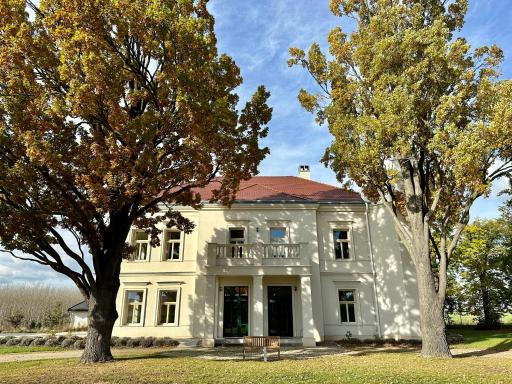 Zámek Jenišovice - Housity