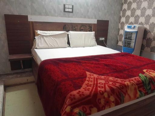 OYO Hotel Blue Star - Housity