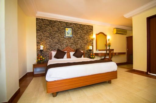 The Olive Holiday Inn - Housity