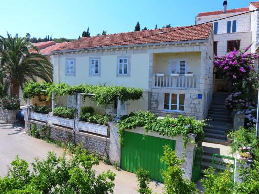 Apartments Lumbarda - Housity