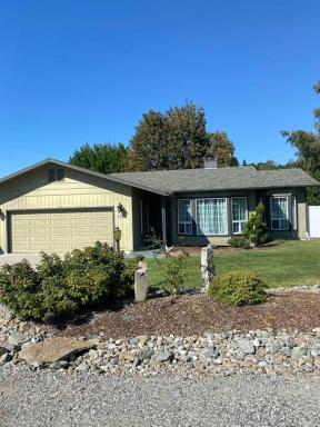 Charming 3 Bedroom home with chimney & RV parking - Housity