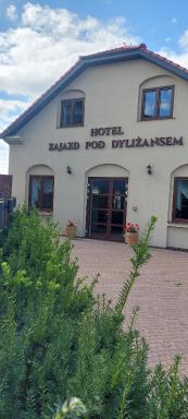 Zajazd Pod Dyliżansem - Housity